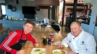 Menulis tagar #cooking di keterangan foto, mungkinkan Muller masak sendiri sajian di hadapannya? Foto: Instagram esmuellert
