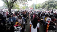 Bagi masyarakat yang ingin menghabiskan sisa liburannya di kebun binatang Ragunan, diminta untuk sedikit bersabar karena antrean masuk serta parkir sepeda motor lebih panjang dibanding hari biasa. Tampak antrean sepeda motor dan mobil mengular di Jl RH Harsono yang mengarah ke Taman Margasatwa Ragunan.