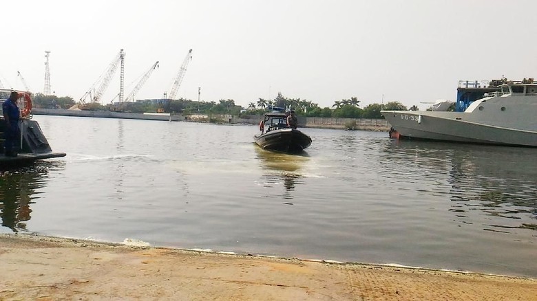 Polisi Masih Cari Buaya yang Berkeliaran di Tanjung Priok Polisi Masih Cari Buaya yang Berkeliaran di Tanjung Priok