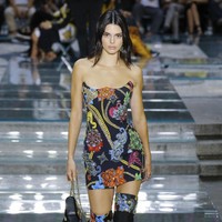 Kendall Jenner bisa dibilang salah satu pemilik kaki terindah di kalangan selebriti. Punya kaki jenjang dan seksi mengantarkannya jadi model paling diminati di runway.