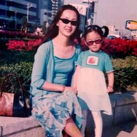 Seperti dilansir Bastille Post, Xia Jingyi mengungkapkan bahwa ibunya sangat berpengaruh padanya. Ia menggambarkan ibunya sebagai orang yang sangat ramah dan berbakat yang suka membaca ketika muda. Karena itu, sang ibu sangat mahir dalam puisi kuno. Foto: Dok. Weibo