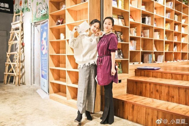 Belum lama ini wanita yang bernama Xia Jingyi memposting beberapa foto bersama ibunya, dan tanpa diduga jadi topik hangat di kalangan netizen. Foto: Dok. Weibo