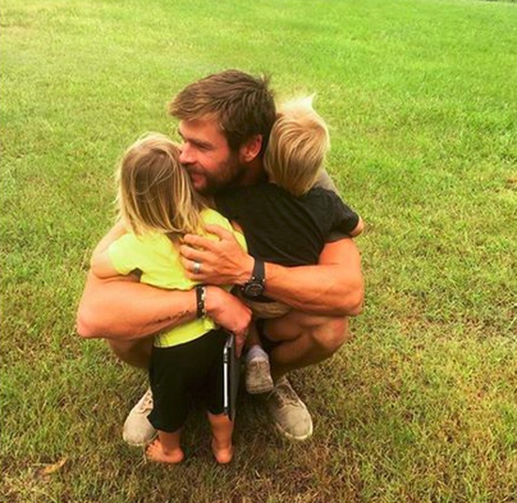 Foto-foto Ini Buktikan Chris Hemsworth Sosok Ayah Idaman