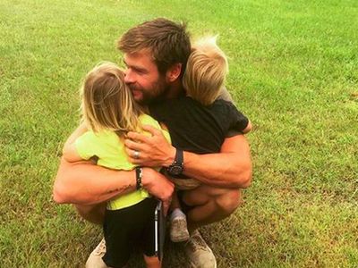 Tanpa Palu dan Jubah, Chris Hemsworth Adalah Sosok Ayah Sederhana