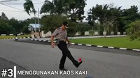 Benda ketiga yaitu gulungan kaus kaki berwarna merah. Tetap saja Kapolres Rudy tidak kerepotan melakukan juggling. Foto: Instagram/rudy_yulianto97