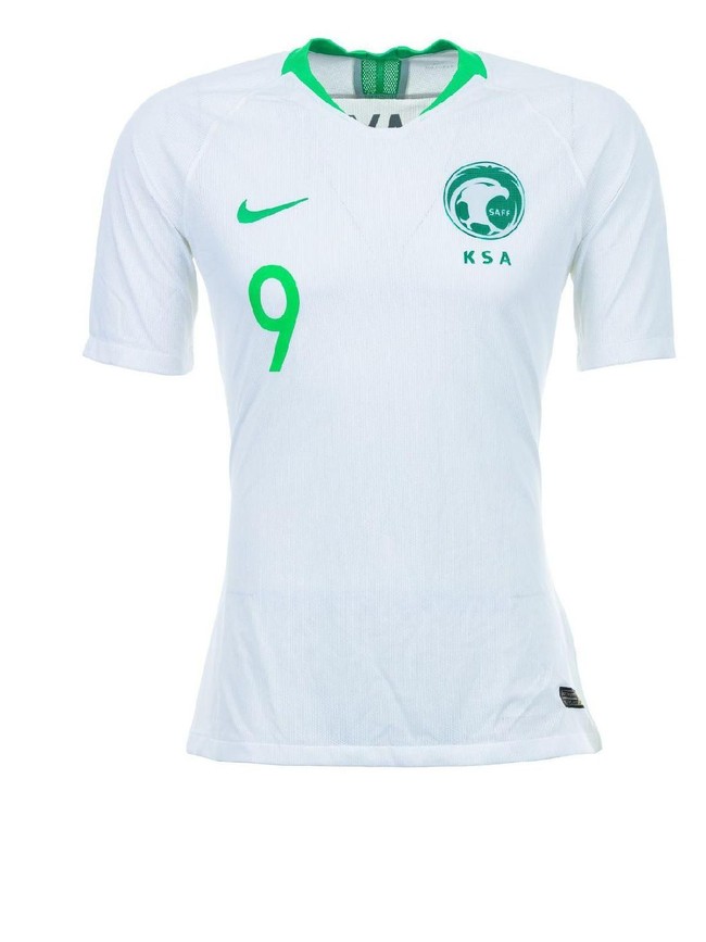 Inilah jersey tim nasional Saudi Arabia. Didominasi warna putih, dengan aksen hijau muda. (Foto: Getty Images)
