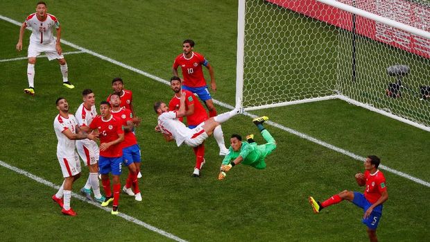 Keylor Navas mementahkan percobaan gol dari Serbia.