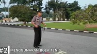 Benda kedua adalah bola yang lebih kecil, yakni bola tenis. Karena memang menggemari sepak bola, bola tenis pun dianggapnya tak berarti. Foto: Instagram/rudy_yulianto97