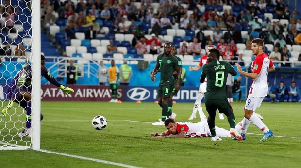 Bola yang disundul Mario Mandzukic mengenai kaki Oghenekaro Etebo sebelum bola bersarang di gawang Nigeria.