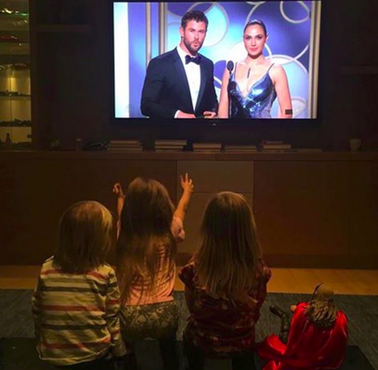 Foto-foto Ini Buktikan Chris Hemsworth Sosok Ayah Idaman