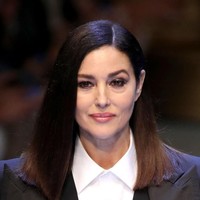 Dalam aksinya, Monica yang dulu pernah berprofesi sebagai model berjalan dengan penuh rasa percaya diri. Pesona ibu dua anak ini pun tetap terasa meski sudah berusia 53 tahun. (Foto: Getty Images)