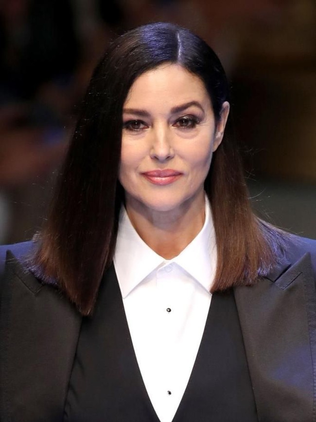 Dalam aksinya, Monica yang dulu pernah berprofesi sebagai model berjalan dengan penuh rasa percaya diri. Pesona ibu dua anak ini pun tetap terasa meski sudah berusia 53 tahun. (Foto: Getty Images)