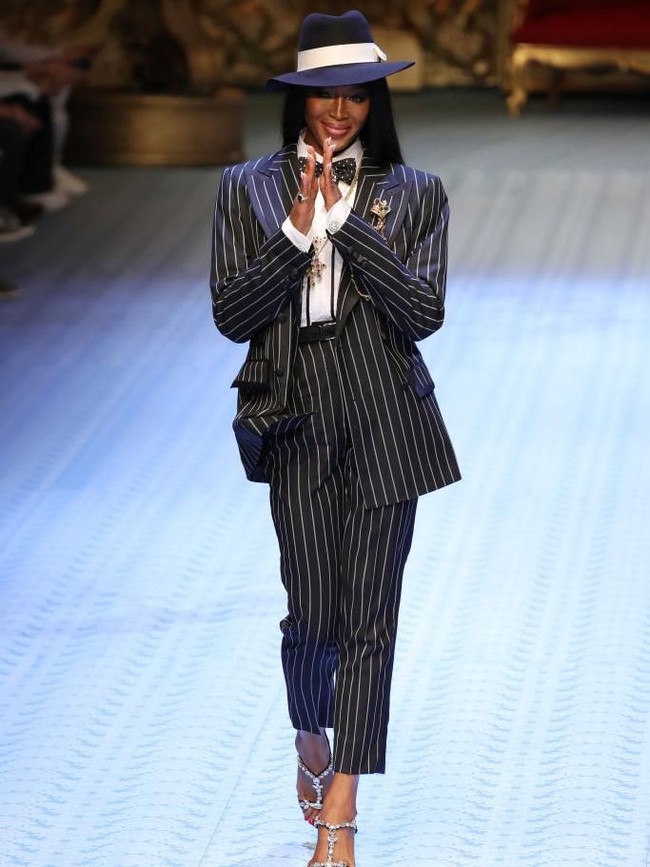 Selain Monica, tampil pula supermodel senior Naomi Campbell. Setelan hitam juga menjadi andalannya, lengkap dengan topi hitam dan sandal heels minimalis yang menopang kaki jenjangnya. (Foto: Getty Images)