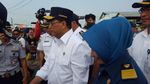 Foto: Menhub Dengarkan Keluhan Penumpang di Dermaga Kali Adem