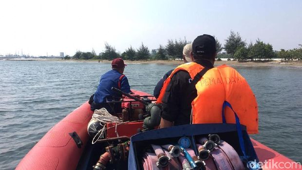 Damkar cari buaya di Pantai Ancol / 