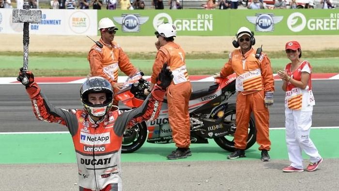 Jorge Lorenzo merayakan kemenangannya di MotoGP Catalunya (Foto: Lluis Gene/AFP) Jorge Lorenzo merayakan kemenangannya di MotoGP Catalunya (Foto: Lluis Gene/AFP)