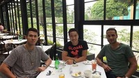 Begini nih kalau Ryuji Utomo yang kini masuk dalam tim PTT. Rayong FC Thailand sedang ngumpul di kafe bersama teman-teman. Foto: Instagram @ryujiutomo