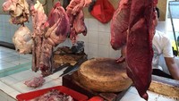 Misalnya saja komoditas yang mengalami penurunan adalah daging sapi dari sebelumnya dibanderol Rp 140.000 - Rp 150.000 per kilogram (kg) menjadi Rp 130.000 per kg.