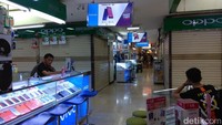 Dia menyebut omzetnya tahun ini, terhitung hingga pertengahan tahun turun sekitar 40% hingga 50% per bulan.