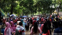 Ribuan masyarakat tumpah ruah menikmati keindahan kebun binatang bernuansa edukasi itu.