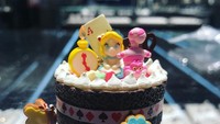 Kalau ini kue bertema Alice in Wonderland milik Almira. Ada sosok Alice yang cantik di atas kue ini. Foto: Instagram @almirayudhoyono