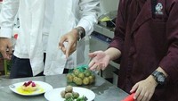 Sedang masak apa ya? Mantan pesepakbola Persija ini terlihat sangat memperhatikan saat sang chef ketika ingin memasak. Foto: Instagram @ryujiutomo