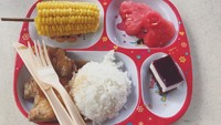 Saat liburan ke Hong Kong, Almira menikmati menu makan siangnya yang unik. Ada nasi dengan ayam bersaus, jagung rebus dan potongan semangka segar. Foto: Instagram @almirayudhoyono