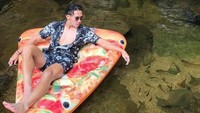 Sangat suka dengan pizza. Sampai-sampai pelampung renangnya berbentuk pizza. Lucu dan kekinian yah! Foto: Instagram @ryujiutomo