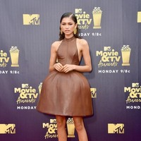Zendaya membuat gaun berbahan kulit tampil lebih playful dengan rok mengembang. (Foto: Getty Images)