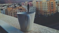 Sedang berada di Muscat, Ryuji pun tampak menikmati kopi hangat di pagi hari dengan pemandangan cantik. Foto: Instagram @ryujiutomo