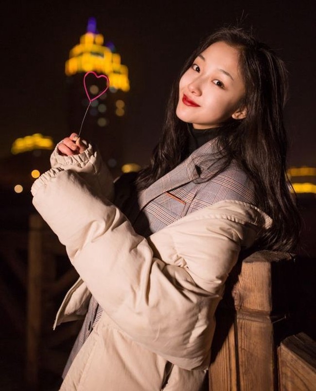 Wanita berusia 22 tahun dari Provinsi Liaoning yang menempuh studi di Institut Teknik Shenyeng ini dipuji sebagai campus belle dan populer di sekolahnya. Foto: Dok. Weibo