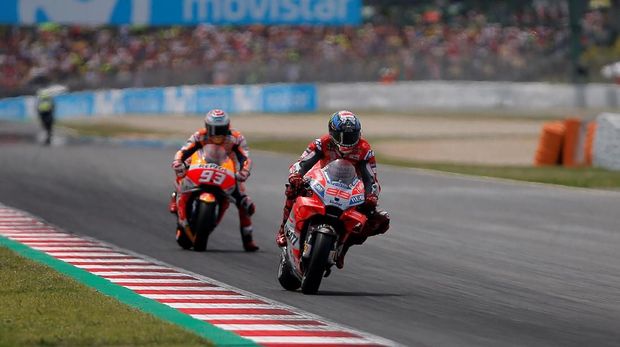 Jorge Lorenzo mengalahkan Marc Marquez pada balapan MotoGP Catalunya.