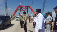 Budi juga sempat berbincang dengan para petugas mengenai kenaikan jumlah kenderaan yang pengendara yang melawati jembatan tersebut. (Foto: (Zunita-detik)