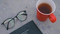 Segelas teh hangat jadi teman Deva yang hendak membaca buku nih. Sudah siap buku dan kaca matanya. Kira-kira buku apa yang dibaca Deva? Foto: Instagram @devamahenra
