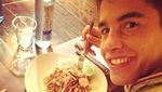 Begini Lho Aksi Pebalap MotoGP Ganteng Marc Marquez Saat Makan