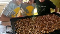 Sedang menikmati caragolada. Ini merupakan hewan sejenis siput yang dimasak dengan rempah gurih. Foto: Instagram @marcmarquez93
