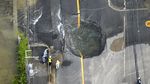 Akibat Gempa, Lubang Besar Menganga di Jalanan Osaka