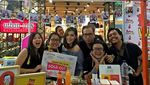Pose Manis Sammy Simorangkir Saat Makan Bersama Istri dan Keluarga