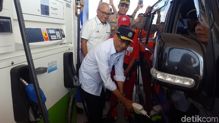 Cek Kesiapan Rest Area, Menhub Jajal Jadi Petugas SPBU