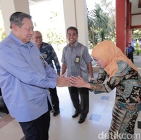 Andalan Khofifah adalah hijab segi empat berbahan katun paris. Ia memakainya dengan gaya klasik. Biasanya Khofifah menyesuaikan warna hijab dengan busana yang ia pakai. Foto: Sugeng Harianto