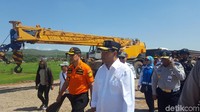 Sesampainya di sana Menhub Budi dan Brigjen Adnas mencoba mengatur lalu lintas di jembatan. (Foto: (Zunita-detik)