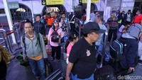 Tampak mereka membawa barang yang cukup banyak, seperti tas, koper, dan dus.