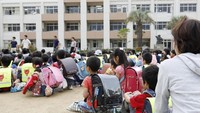 Para siswa dikumpulkan di halaman sekolah saat gempa terjadi pada Senin (18/6) pagi sebelum jam 08.00 waktu setempat (Foto: Dok. Kyodo/via REUTERS