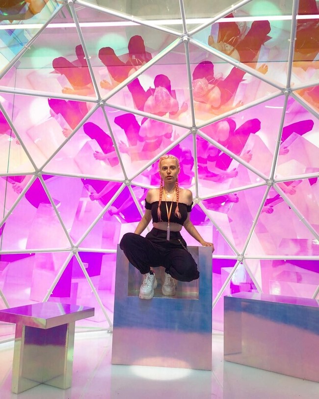 Begini kerennya instalasi tersebut saat dijadikan latar belakang foto oleh seorang influencer. Foto: Instagram @meryraucauchi