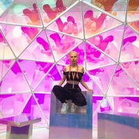 Begini kerennya instalasi tersebut saat dijadikan latar belakang foto oleh seorang influencer. Foto: Instagram @meryraucauchi