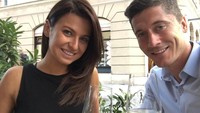 Ini dia momen romantis Lewandowski saat merayakan ulang tahun istrinya ditemani segelas champagne. Foto: Instagram _rl9
