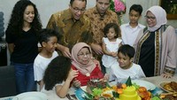 Ini merupakan momen perayaan ulang tahun ibunda Anies Baswedan, Aliyah yang ke 78. Tumpeng komplet jadi pilihannya untuk merayakan wanita yang lahir di Kuningan, 20 Maret 1940 itu. Foto: Instagram aniesbaswedan