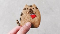 Kali ini Samantha membuat cookie bentuk Pusheen yang sedang melahap cokelat batangan. Lucu, kan? Foto: Instagram samanthachiu