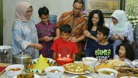 Selamat ulang tahun Mas @aniesbaswedan, tulis akun fery.farhati pada 7 Mei lalu. Selain tumpeng, ada banyak hidangan tradisional yang tersaji di sana. Foto: Instagram fery.farhati