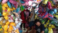 Kondisi ini menyebabkan omzet pedagang mainan anjlok hingga 50%.